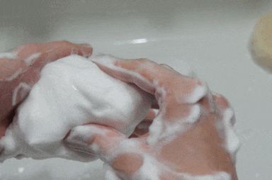 #肌をメイクする石鹸の泡のテクスチャー